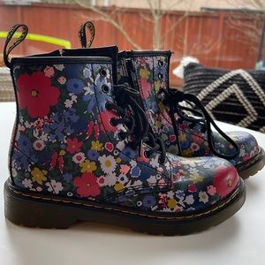 Kids Dr. Martens floral combat boot